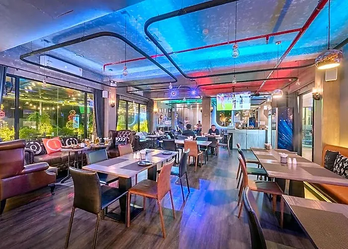 Qiu Sukhumvit - Bts On Nut Station Hotel